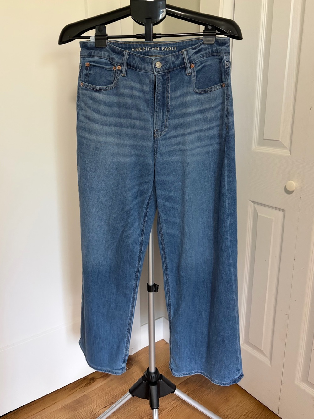 American Eagle Outfitters Medium Blue Wide-Leg Jeans with stretch-size 8 short